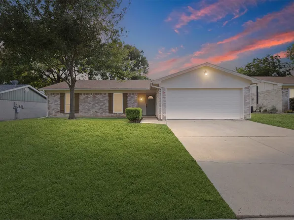 3201 Meadow Wood Ln, Bedford, TX 76021