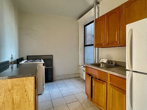 4th image of 399 Saint Johns Pl APT 2B