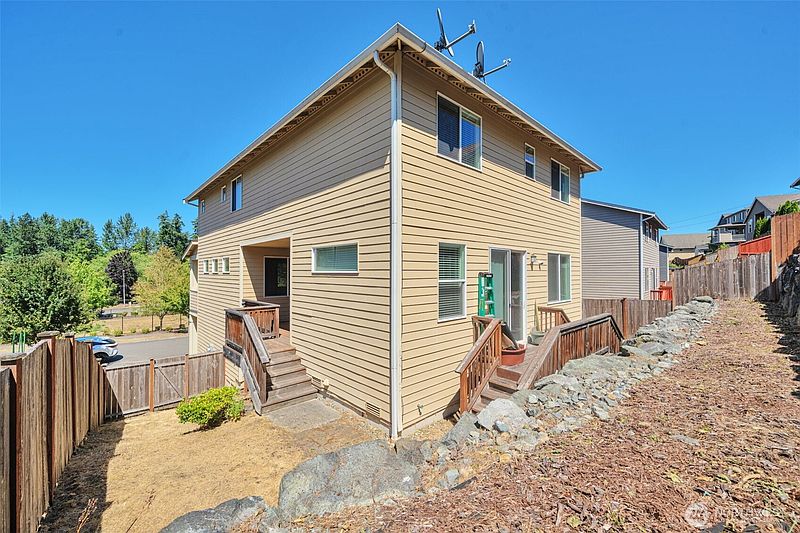 4th image of 909 SW 338th Street