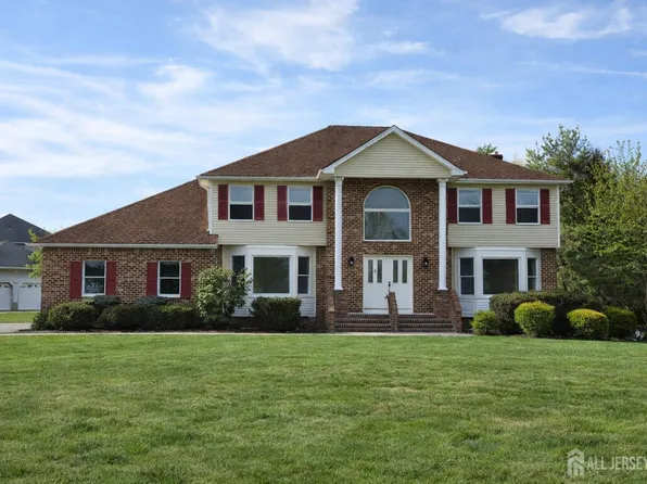 1 Alexander Dr, Monroe Township, NJ 08831