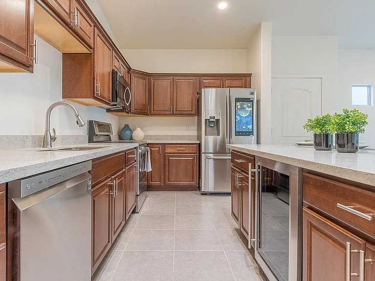 807 E Glenn St — Photo 15