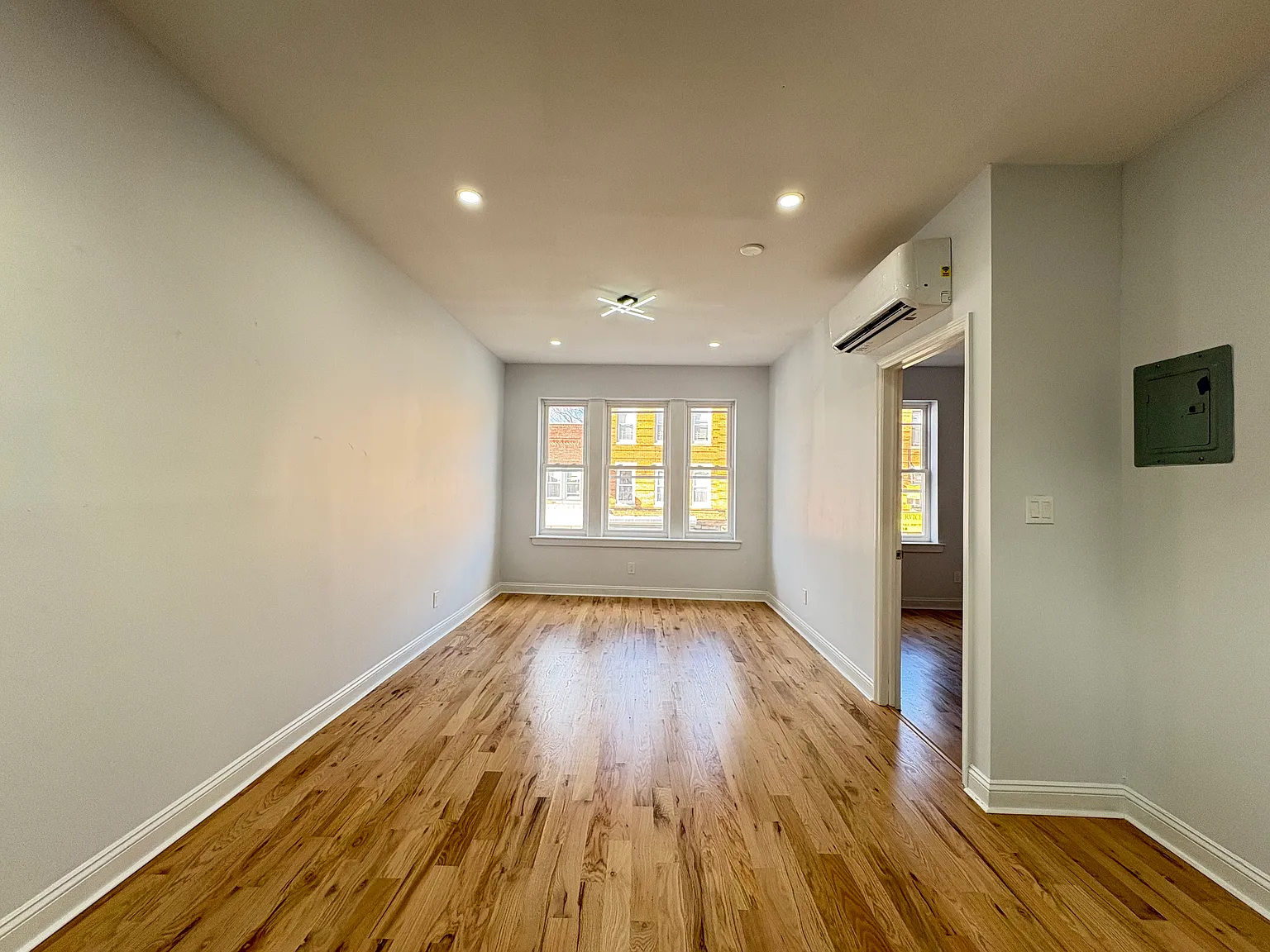 3 bed, 1000 sqft, $2,500 — Photo 3