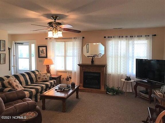 2nd image of 808 W Oak Island Dr