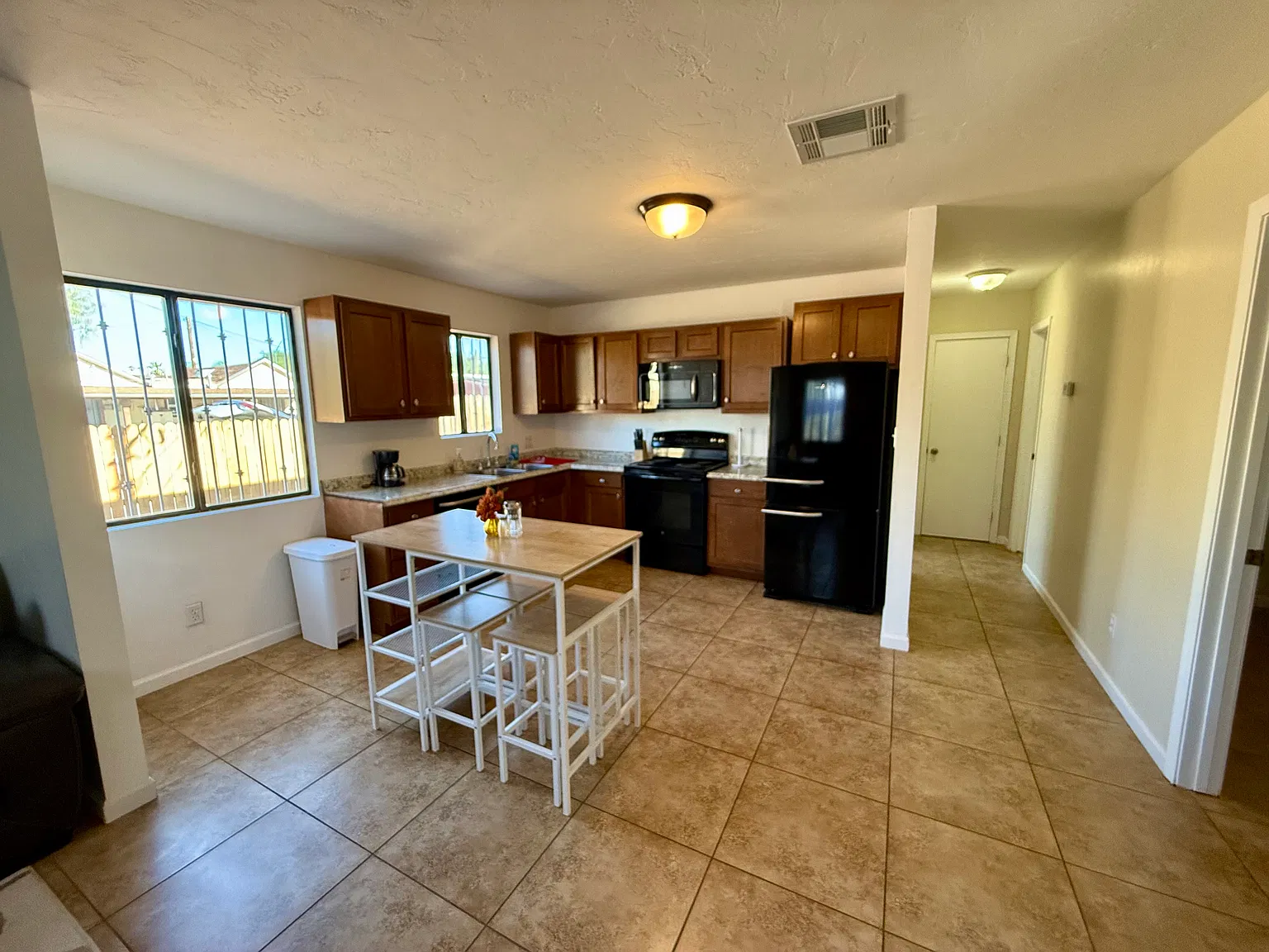 1231 E Lee St — Photo 2