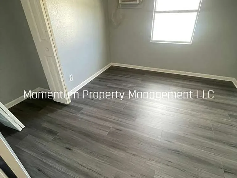 203 NE 2nd St — Photo 7