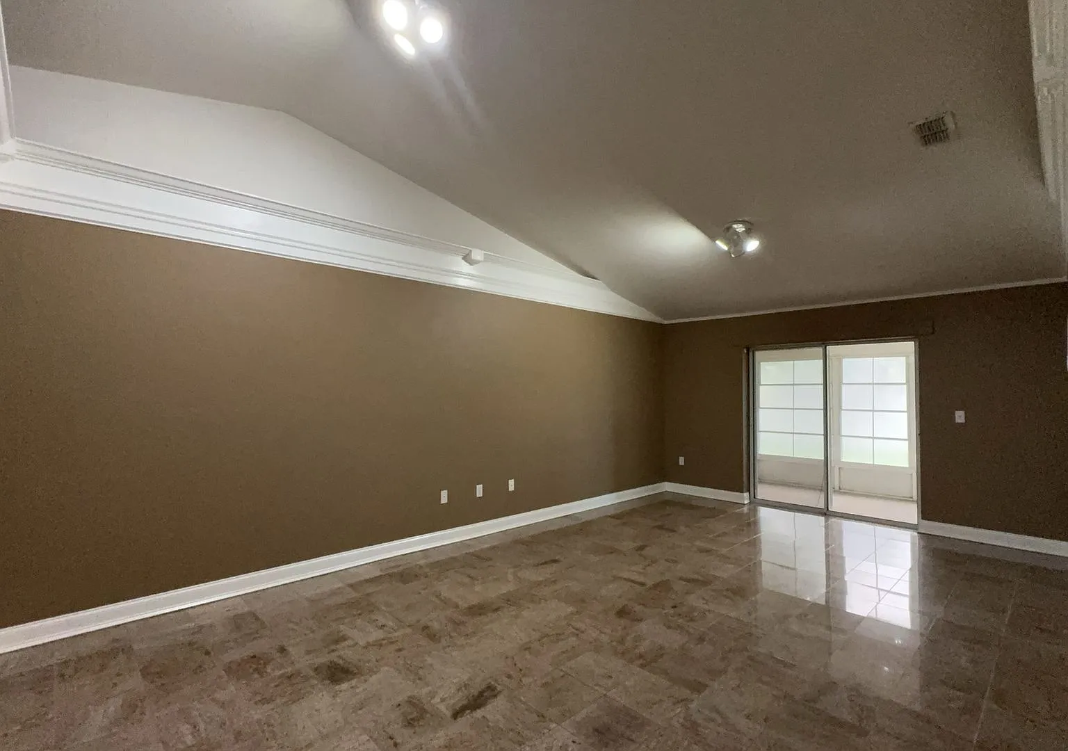 Gorgeously maintained and particular to detail 2 bed/ 2 bath. Must see, won't last!! — Photo 4