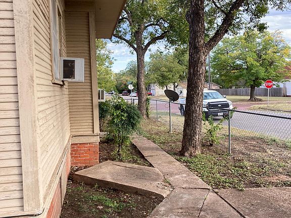 4th image of 1108 1/2 Taylor St