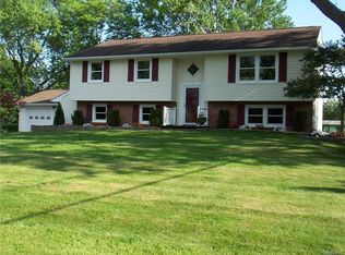 7082 Old English Rd, Lockport, NY 14094