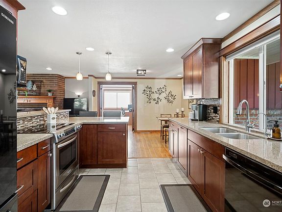 4th image of 4419 77th Avenue Ct W