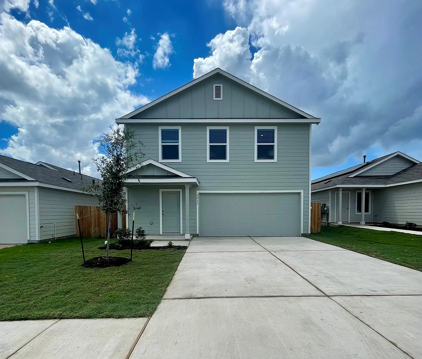 4 bed, 2.5 bath, 2000 sqft, $2,300 — Photo 1