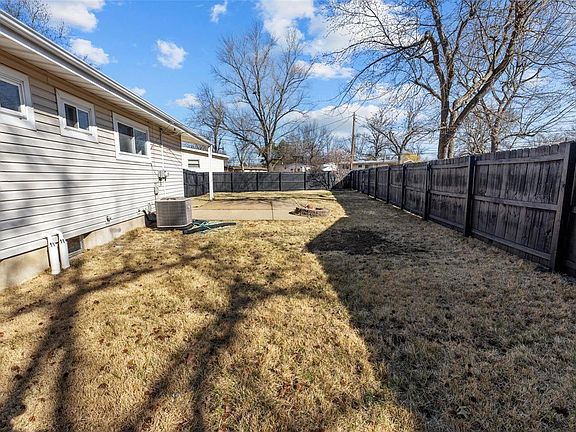 3rd image of 315 Skylark Dr
