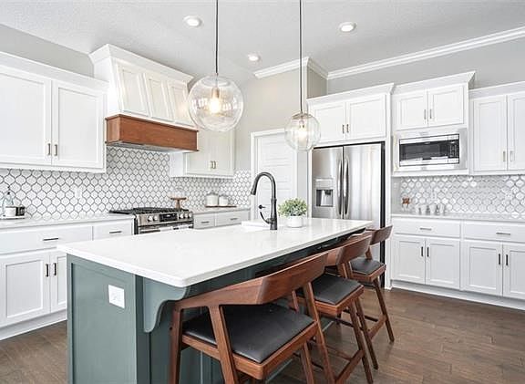 4th image of 306 NW Ambersham Dr