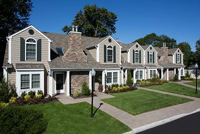 Fairfield Townhouses at Amityville Village — Photo 1