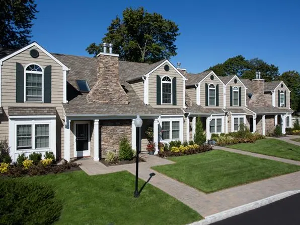 Fairfield Townhouses at Amityville Village, 100 Park Ave #84e47525b, Amityville, NY 11701