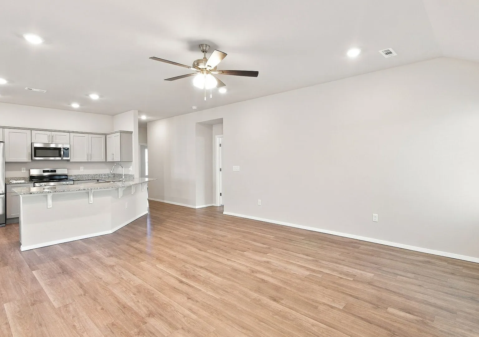 MoveIn Ready! Open Concept Home with Fenced Yard & Stainless Appliances — Photo 4