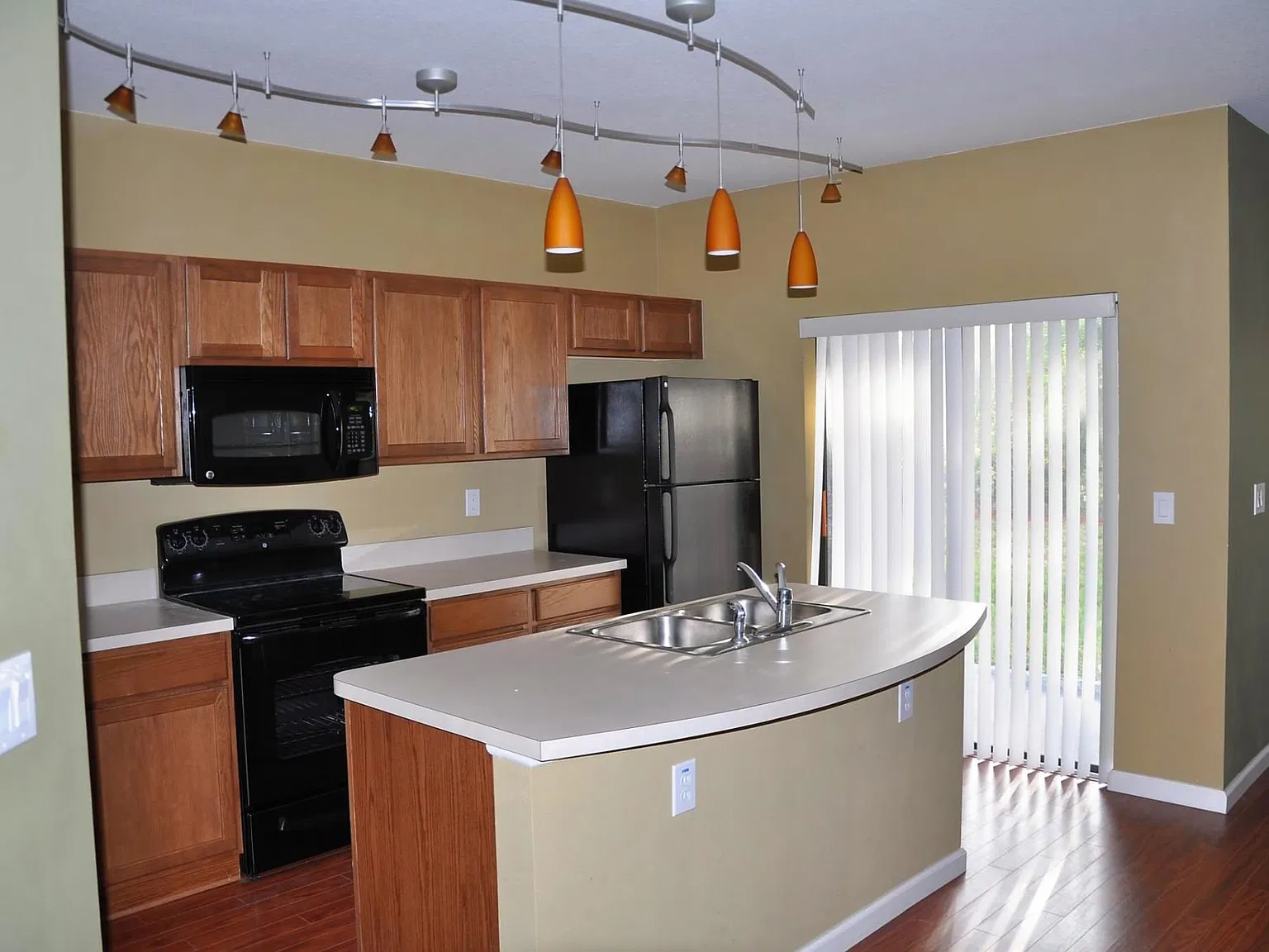 2 bed, 2.5 bath, 1250 sqft, $1,900 — Photo 3