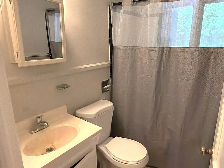 1441 Goodwin Ave — Photo 7