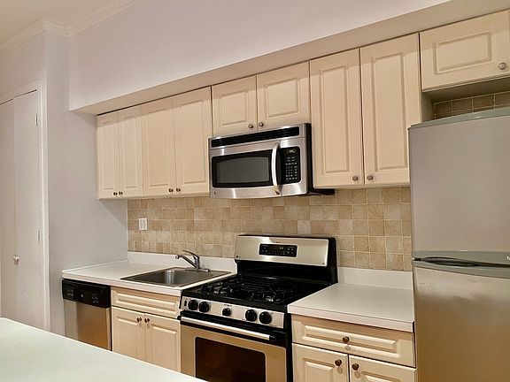 3rd image of 543 E 6th St APT 1R