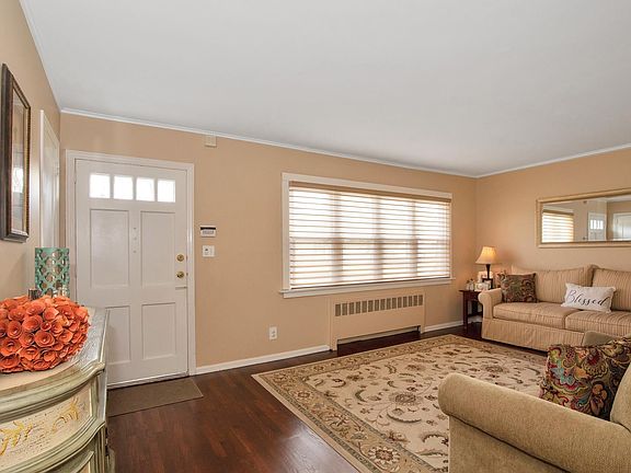 3rd image of 26 Hitchcock Ln