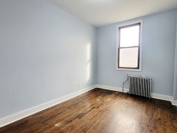 4th image of 29 Pearsall Ave #3
