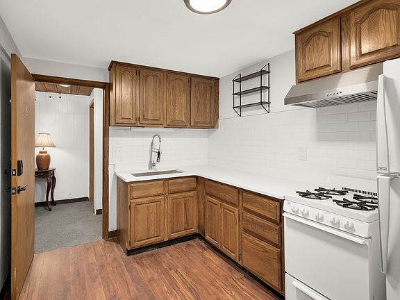 4th image of 895 Humboldt Ave