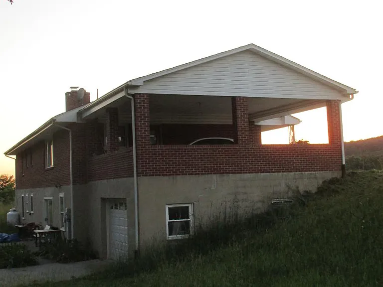 1220 Stafford Dr — Photo 1