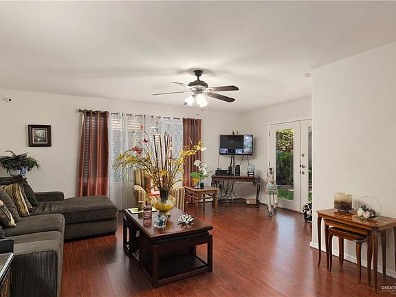 5th image of 501 E Gardenia Ave