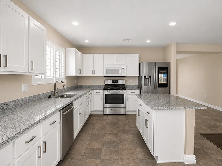 465 W Midland Ln — Photo 6