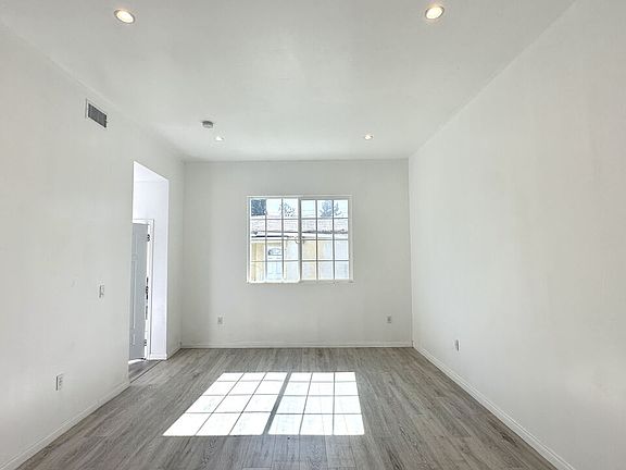 3rd image of 16023 Wyandotte St #25