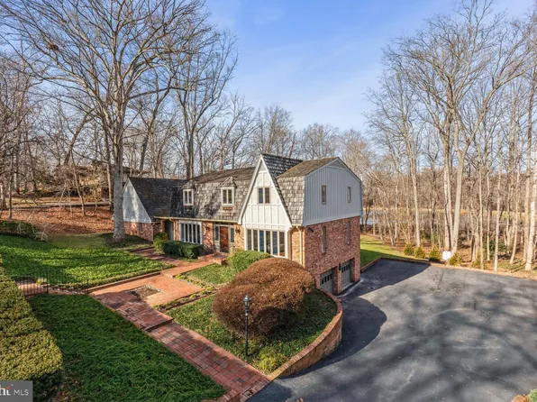 10112 Captain Hickory Pl, Great Falls, VA 22066