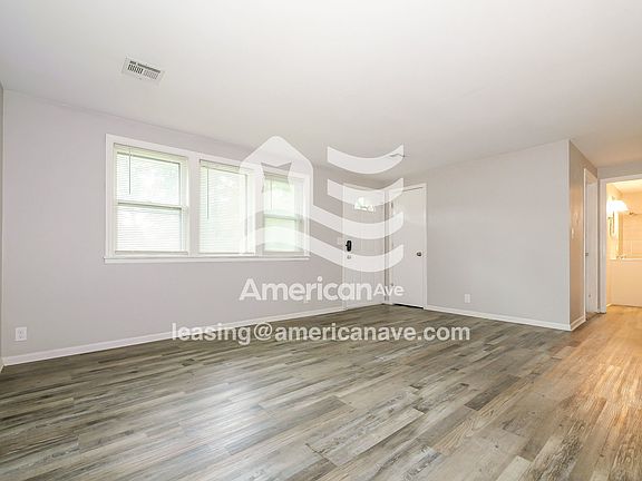845993_003_living_room_3.jpg