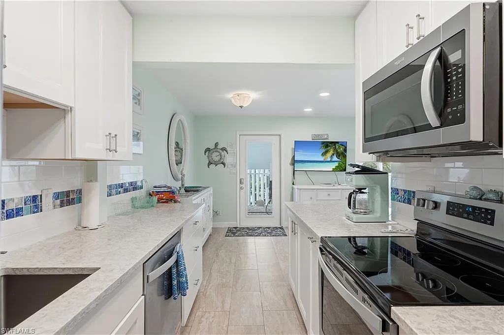 2 bed, 2.0 bath, 1150 sqft, $11,000 — Photo 3