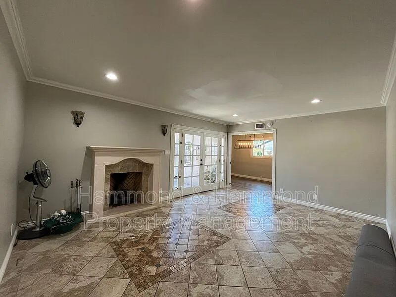 3 bed, 2.0 bath, 1818 sqft, $3,795 — Photo 3