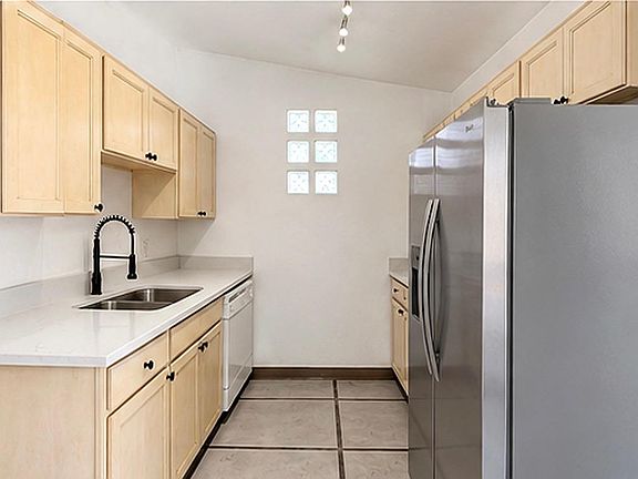 4th image of 930 E Adelaide Dr #1