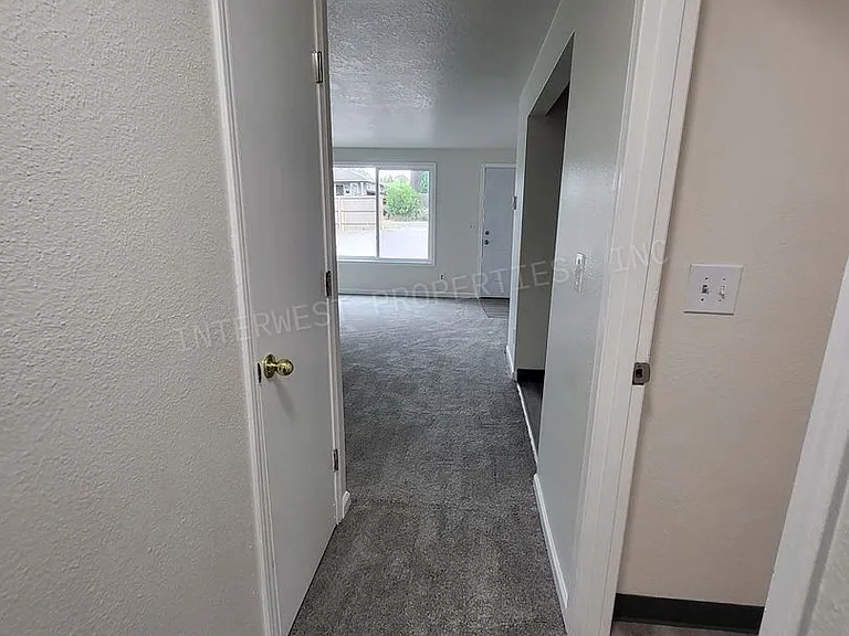 8231 N Fessenden St — Photo 19