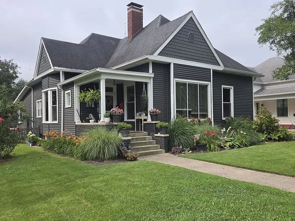 828 Blackman St, Clinton, IN 47842