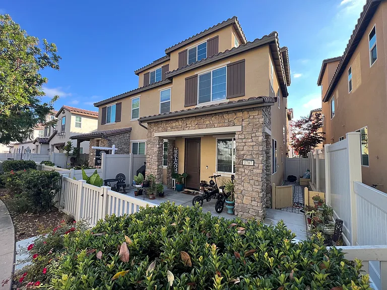 1707 Frangipani Ave — Photo 32