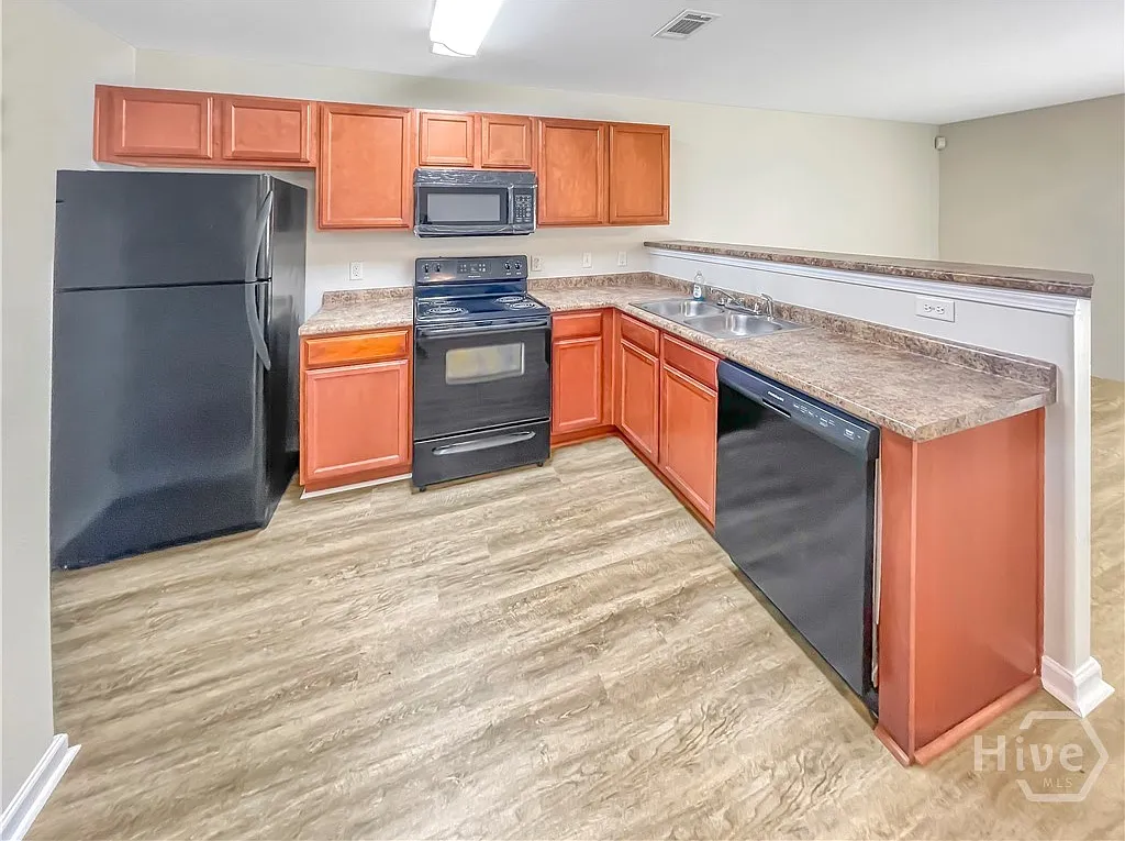 3 bed, 2.5 bath, 1660 sqft, $2,100 — Photo 3