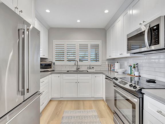 4th image of 732 SE 13th Avenue