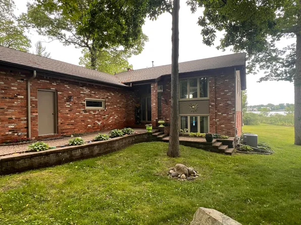 3010 Loon Lake Shores Rd, Waterford, MI 48329