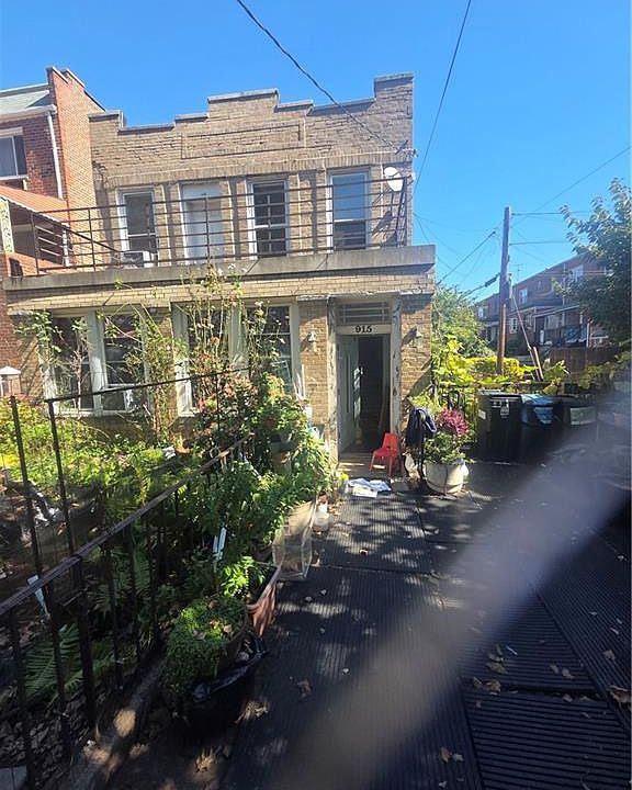 2nd image of 915 E 54th St