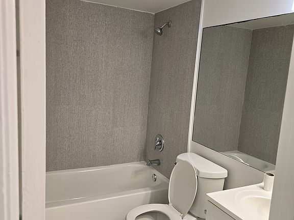 5th image of 4101 Lakeside Dr #4101