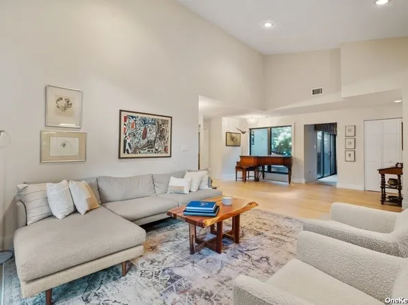 276 Vista Dr Unit 276, Jericho, NY 11753