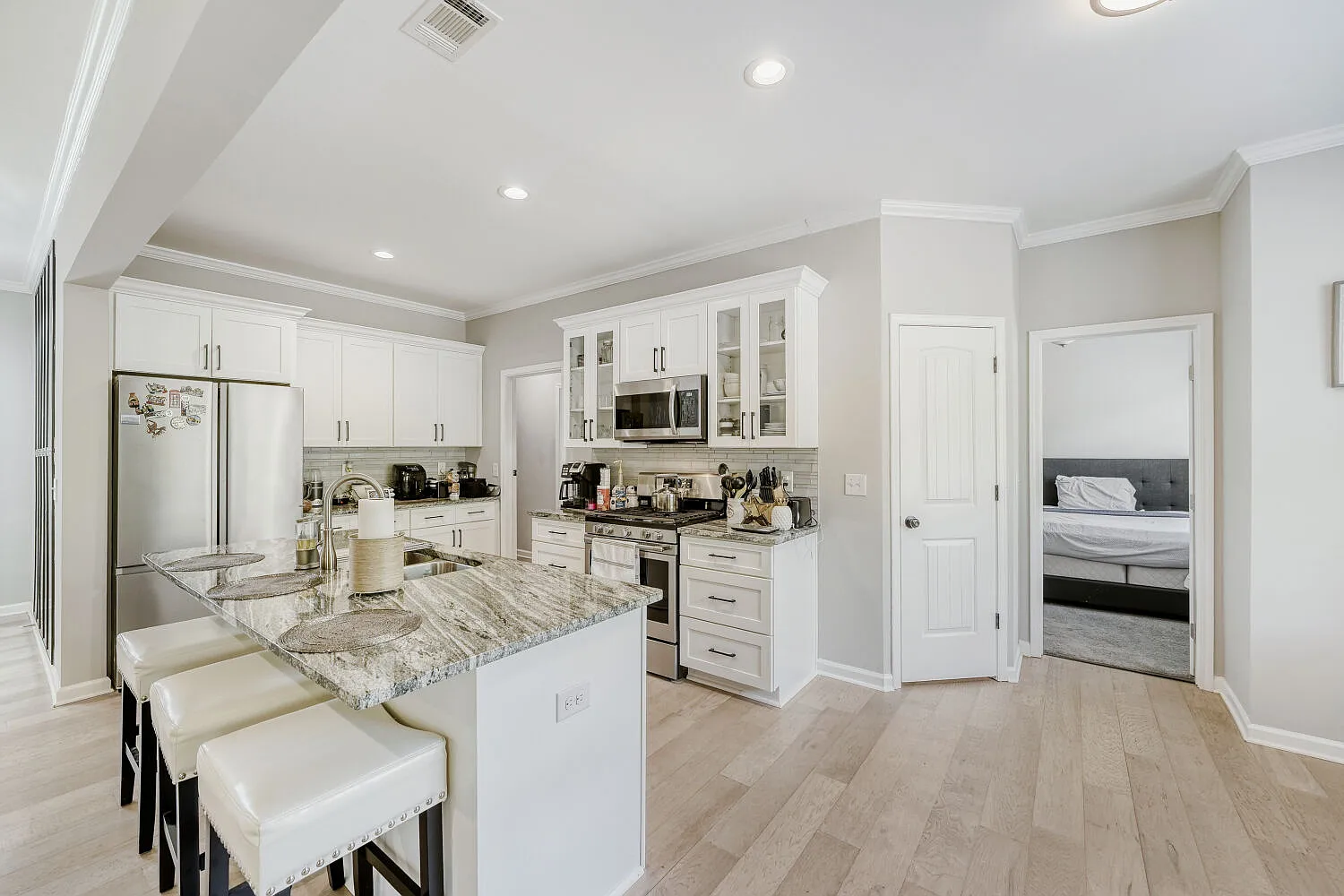 4 bed, 2343 sqft, $2,595 — Photo 3
