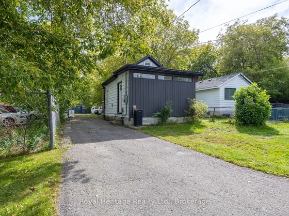 203 Valencia Rd, Oshawa, ON L1J 1P2