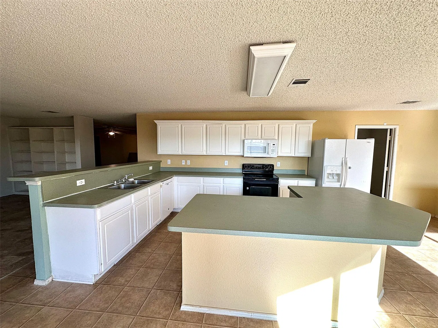 4 bed, 2.5 bath, 3382 sqft, $2,495 — Photo 2