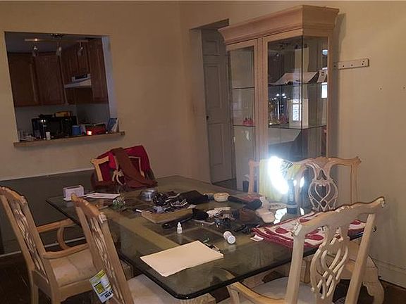 5th image of 914 Laurel St