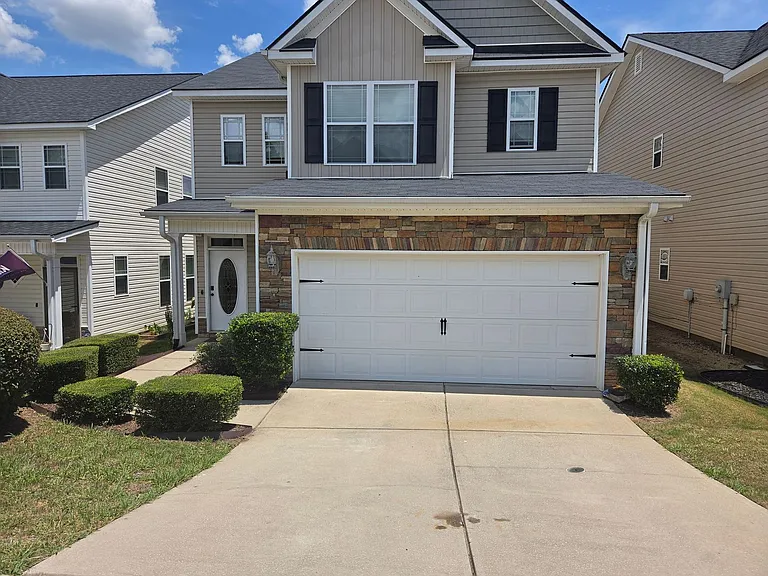 632 Dunrobin Ln — Photo 2
