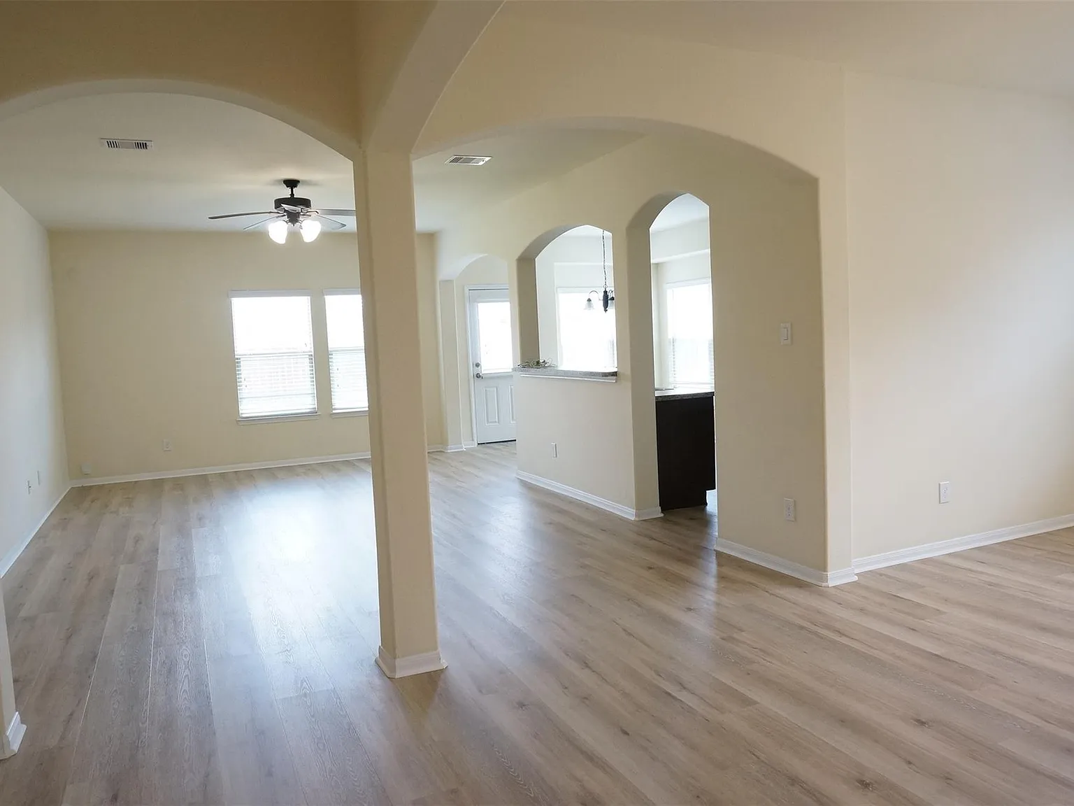 3 bed, 2.0 bath, 2015 sqft, $1,950 — Photo 3