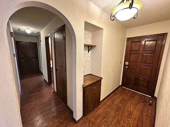 3rd image of 1615 Camelot Dr